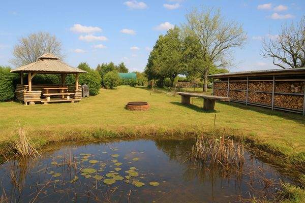 Gartenidyll mit Teich und Pavillon