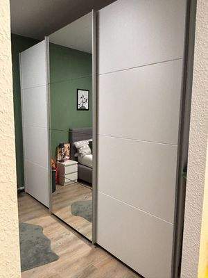 Kleiderschrank mit Spiegelschiebetüren.jpg
