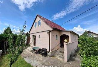 Vorderansicht vom Vorgarten