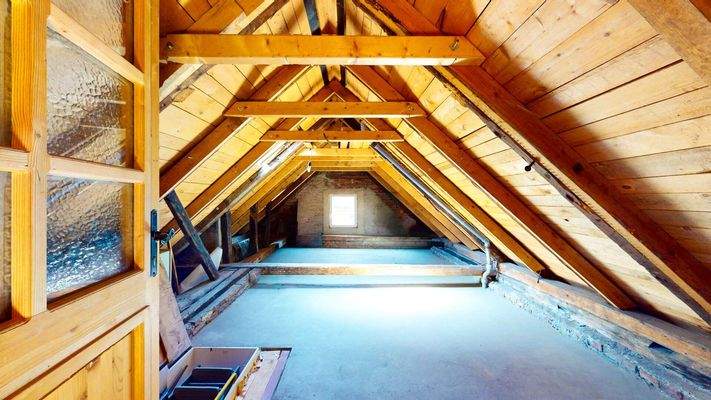 ausbaufähiger Dachboden Wohnung OG/DG