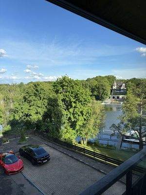 Fensterblick auf Parkplatz