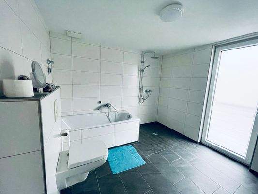 Großes Badezimmer mit Dusche und Badewanne.jpeg