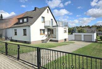 Seitenansicht mit Garagen