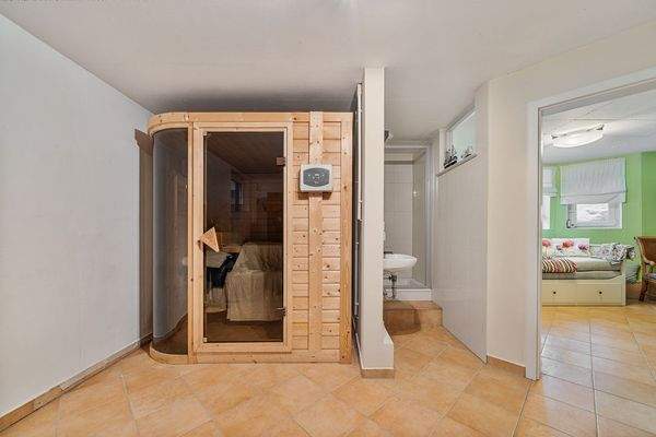 Sauna mit angrenzendem Gästebereich im Souterrain
