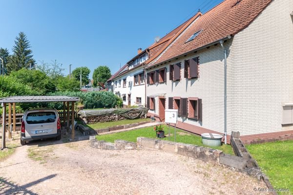 Einfahrt mit Carport