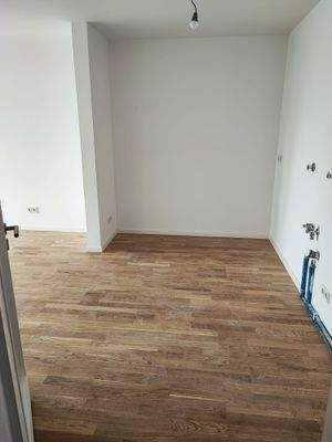 Leerer Raum mit Holzboden