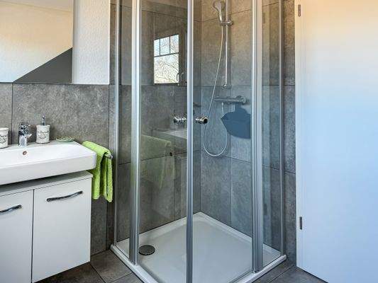 Badezimmer mit ebenerdiger Dusche