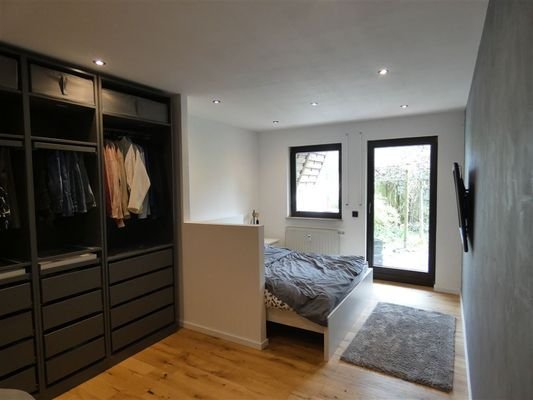 Schlafzimmer mit Zugang zum Garten