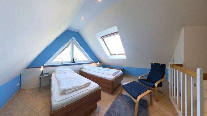 Gästezimmer im Maisonette-Stil mit Giebelfenster nach Norden