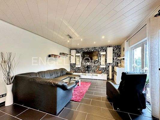 offener Wohn-/Essbereich mit Zugang zur Terrasse