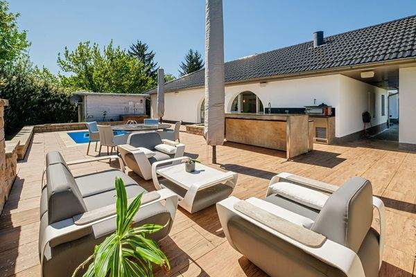 Aussenküche und Lounge