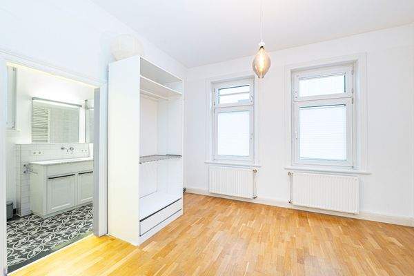 Schlafzimmer mit Duschbad