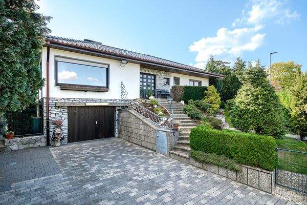 Einfahrt zur großzügigen Garage