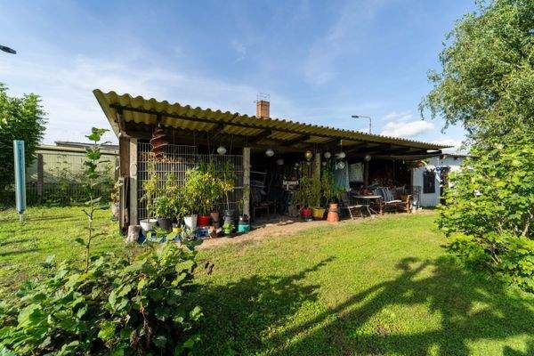 Nebengelass mit Terrasse