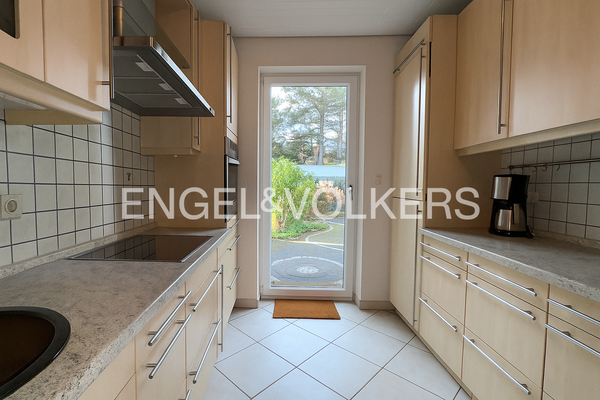 Küche mit Zugang zur unteren Terrasse