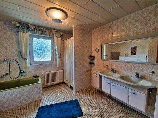 OG: Tageslichtbadezimmer