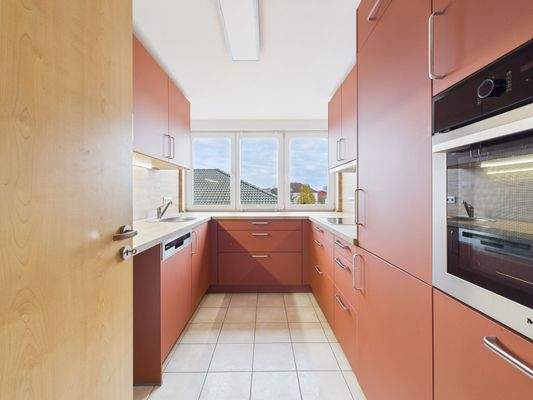 Neuwertige Einbauküche inklusive