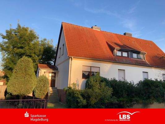 Vorderansicht mit Zufahrt