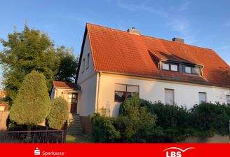 Vorderansicht mit Zufahrt