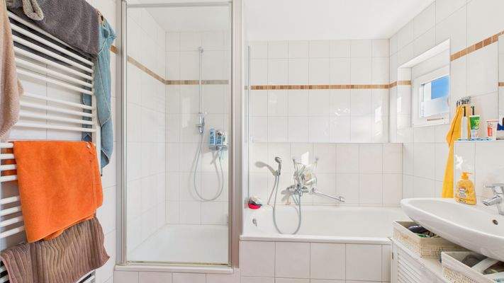 Badezimmer mit Badewanne und Dusche