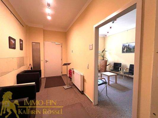 Flur vom Fahrstuhl kommend