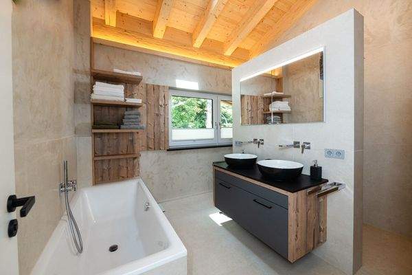 Tageslichtbad mit Wanne und Dusche I DG