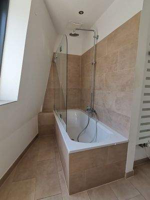 Badewanne mit Duschwandaufsatz