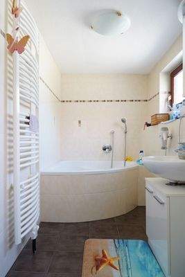 Tageslichtbad mit Wanne