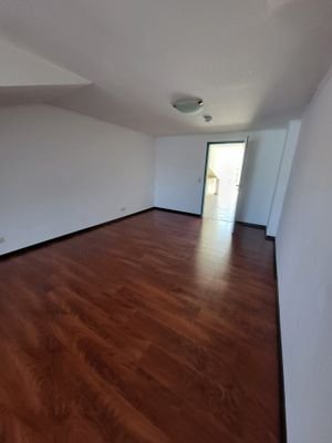 Schlafzimmer 1 Blick zur Tür.jpg