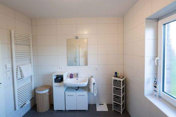 modernes Badezimmer mit ebenerdiger Dusche (1)