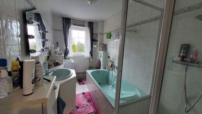 Bad mit Dusche und Wanne