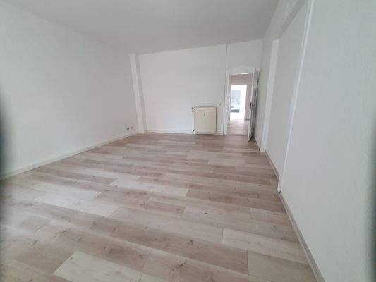 1. OG Wohnzimmer zum Flur.jpg