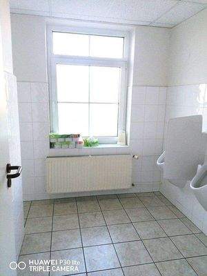 getrennte Damen- und Herren-WCs