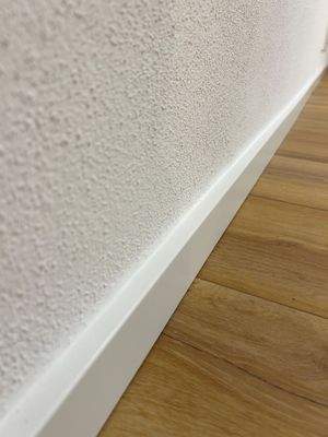 neue Wandgestaltung und Sockelleisten