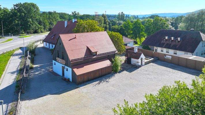 Zufahrt mit Parkplätzen