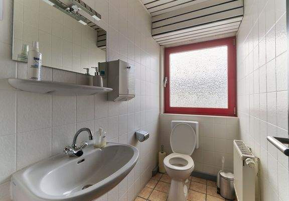 030_Verwaltung WC Damen Tageslicht.jpg