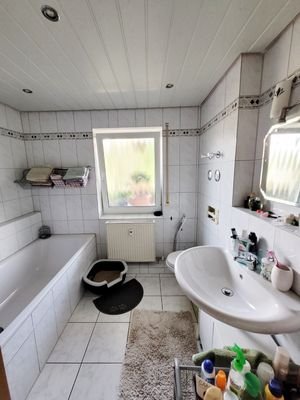 Badezimmer mit Fenster