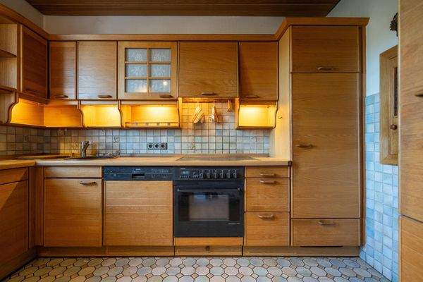 Küche mit Vollholz-Einbauküche