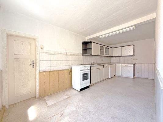 Küche mit angrenzender Speisekammer und Waschkche