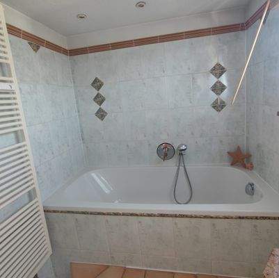Badezimmer DG Badewanne .jpg