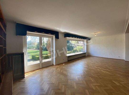 Bibliotheksbereich innerhalb des Wohnzimmers