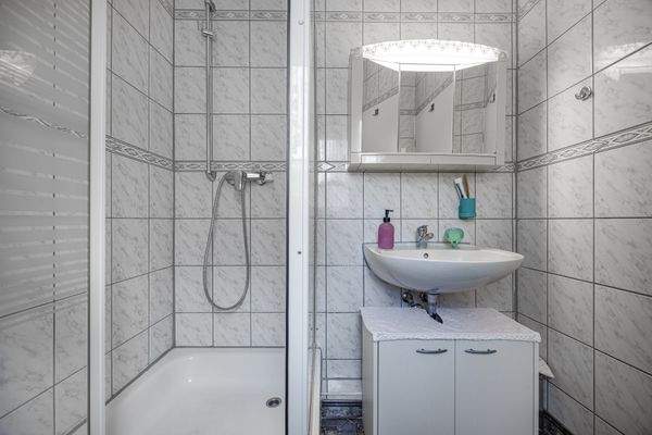 und praktisch ausgestattet