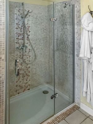 Dusche im Badezimmer