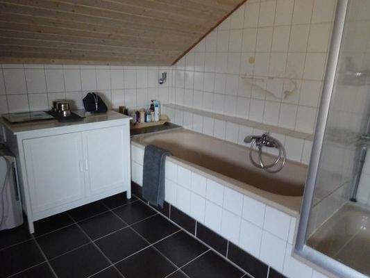 Dachgeschoss - Bad mit Dusche und Wanne