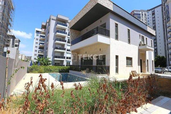 Detached Villa for Sale in an Elite Complex in Altıntaş