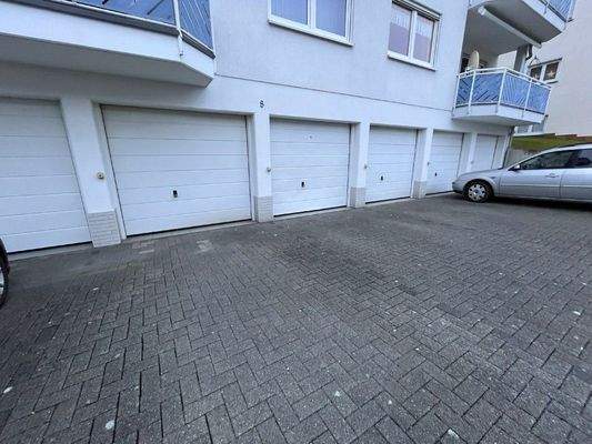 Einzelgarage und Stellplatz davor