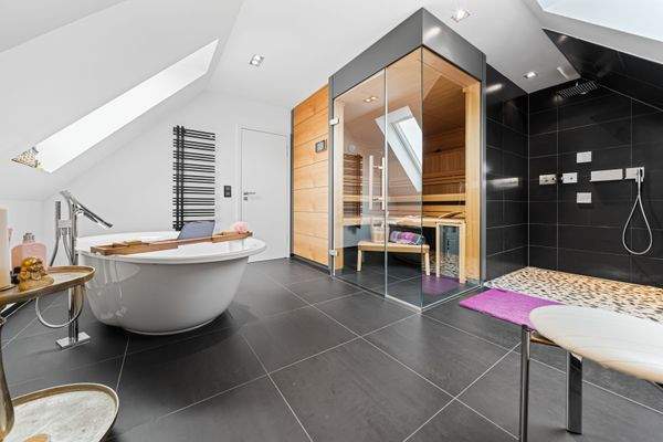 Badezimmer mit Klafs-Sauna