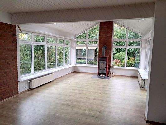 Großer Wintergarten mit Kaminofen