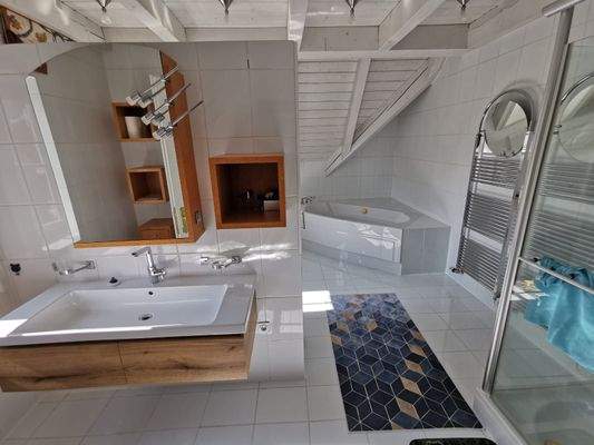 OG: Badezimmer mit großzügigem Waschtisch und separater Duschkabine