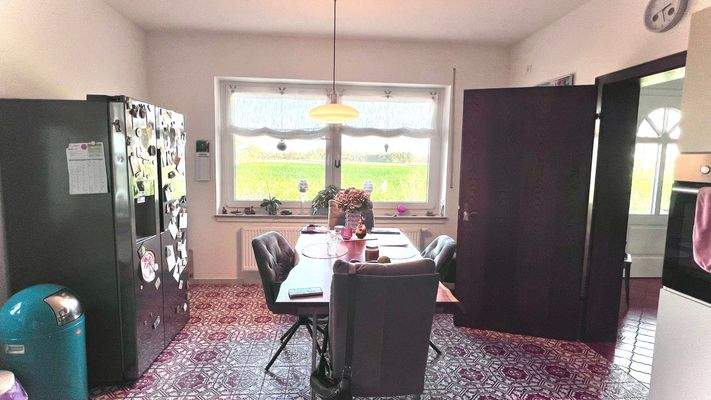 Helles Esszimmer mit Tisch